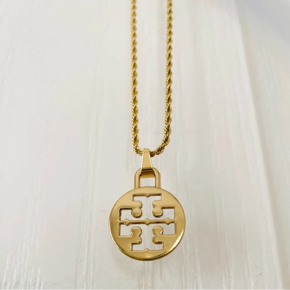 Brand New Tory Burch Gold Tone Logo Charm Pendant Rope Chain Necklace
